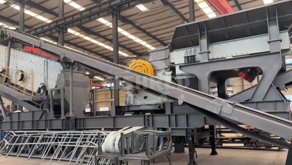 Which manufacturer offers more flexible customised mobile crushing and screening solutions?