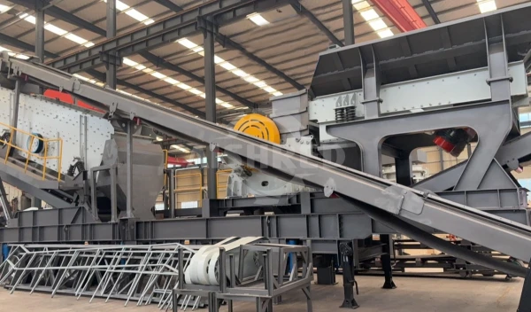 Which manufacturer offers more flexible customised mobile crushing and screening solutions?